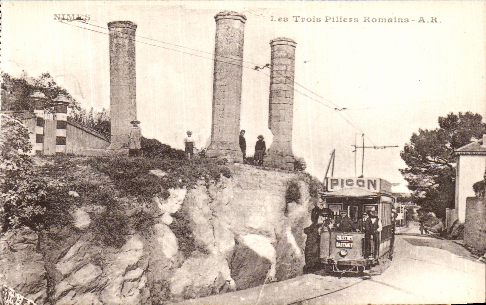 Nîmes — Les Trois Piliers Romains — A.R.