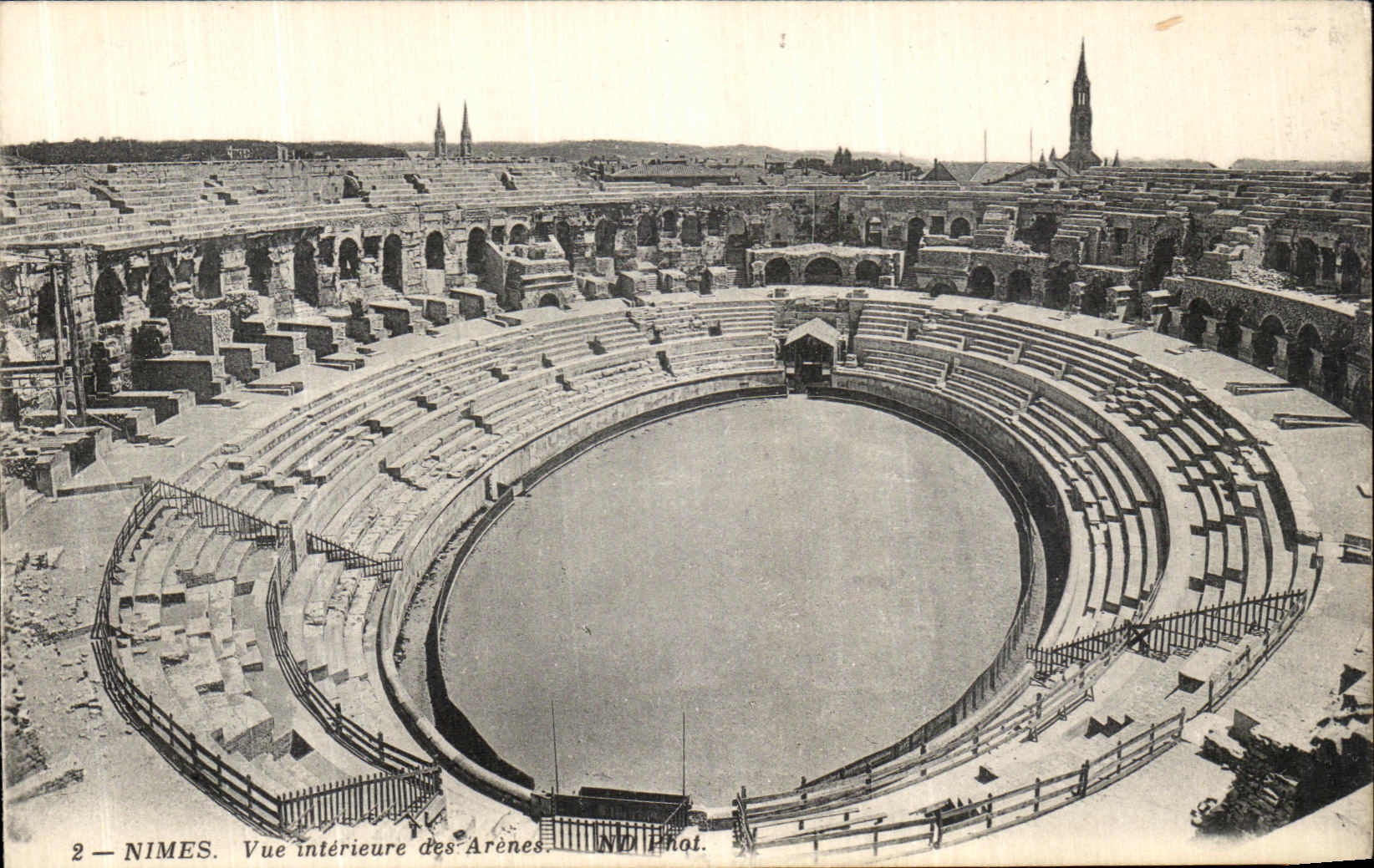 Nîmes — Vue intérieure des Arènes — N.D. Phot.