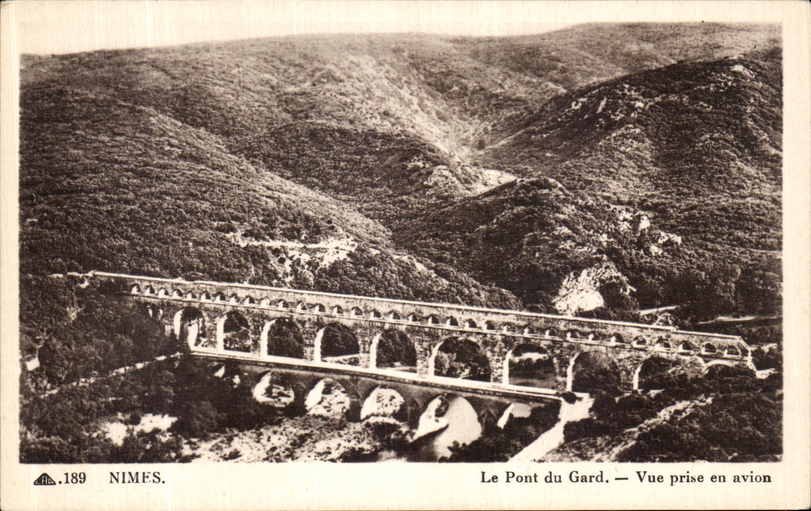 Le Pont du Gard — Vue prise en avion — NIMES. — N° 189