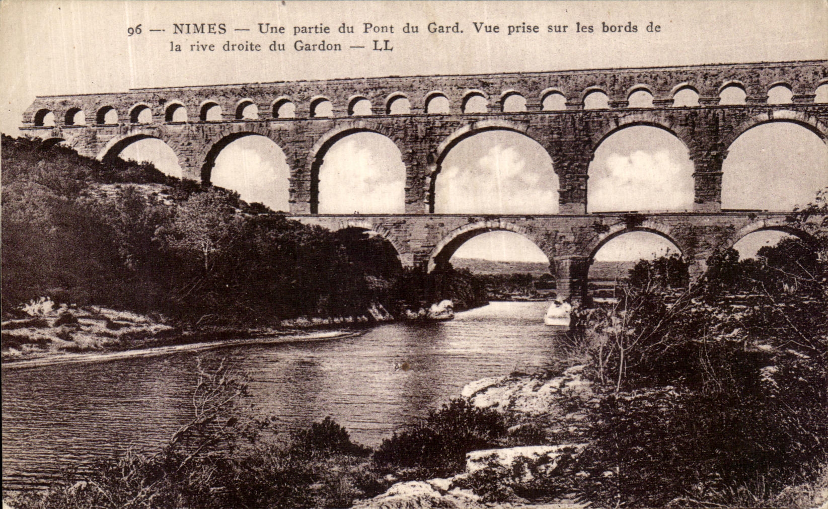 Nîmes — Une partie du Pont du Gard. Vue prise sur les bords de la rive droite du Gardon — LL
