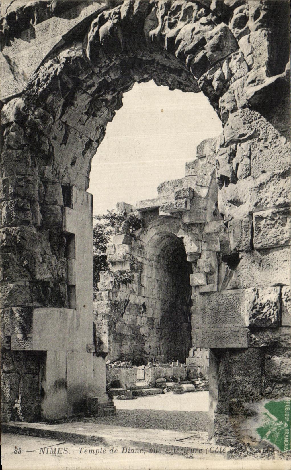 CPA Nimes Temple de Diane Vue Exterieure