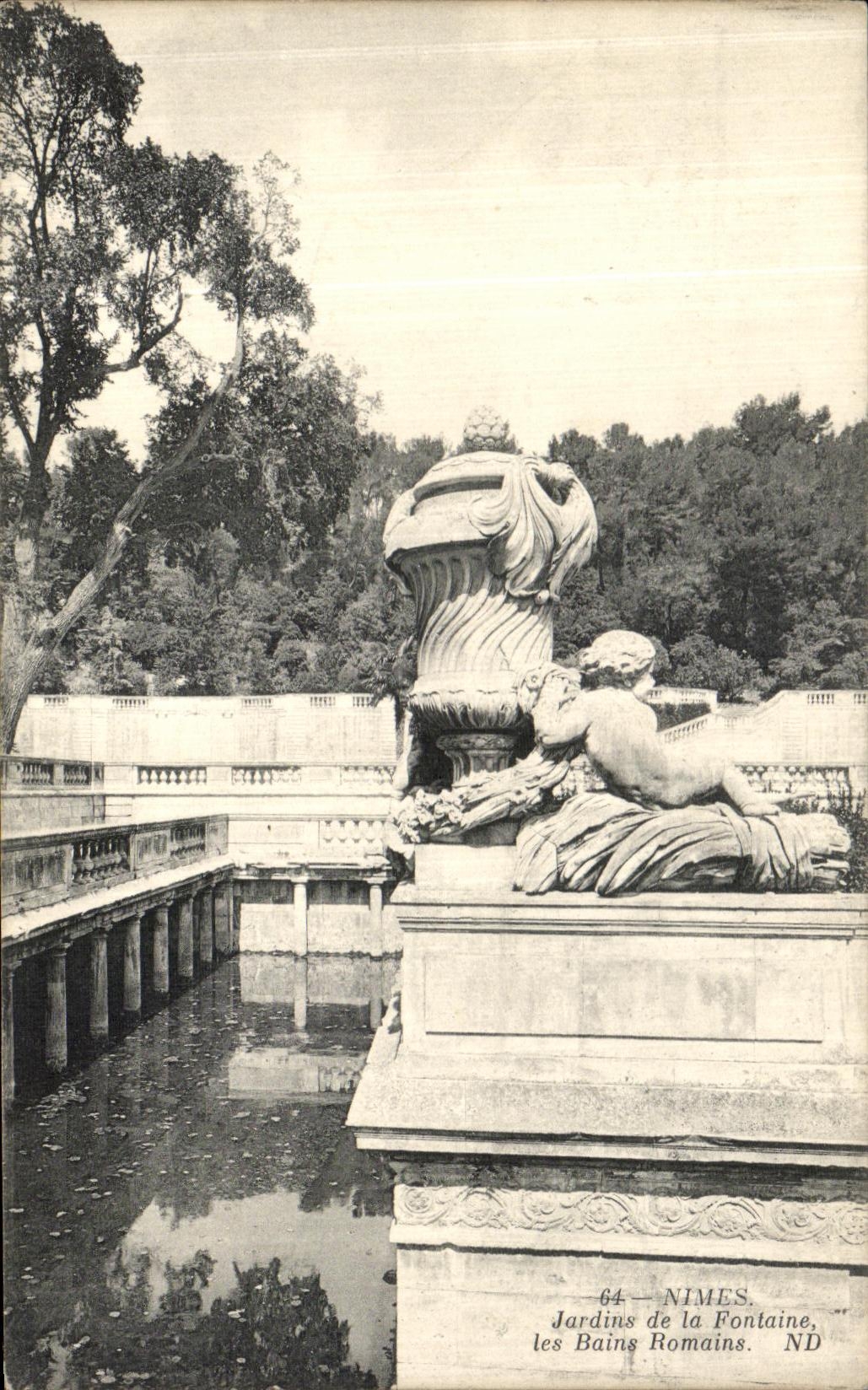 Nîmes — Jardins de la Fontaine, les Bains Romains — ND
