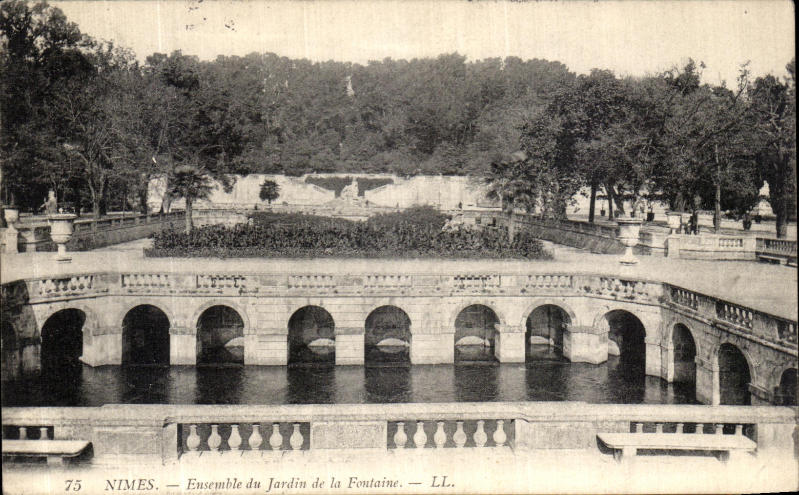 Nîmes — Ensemble du Jardin de la Fontaine — LL. — n°75