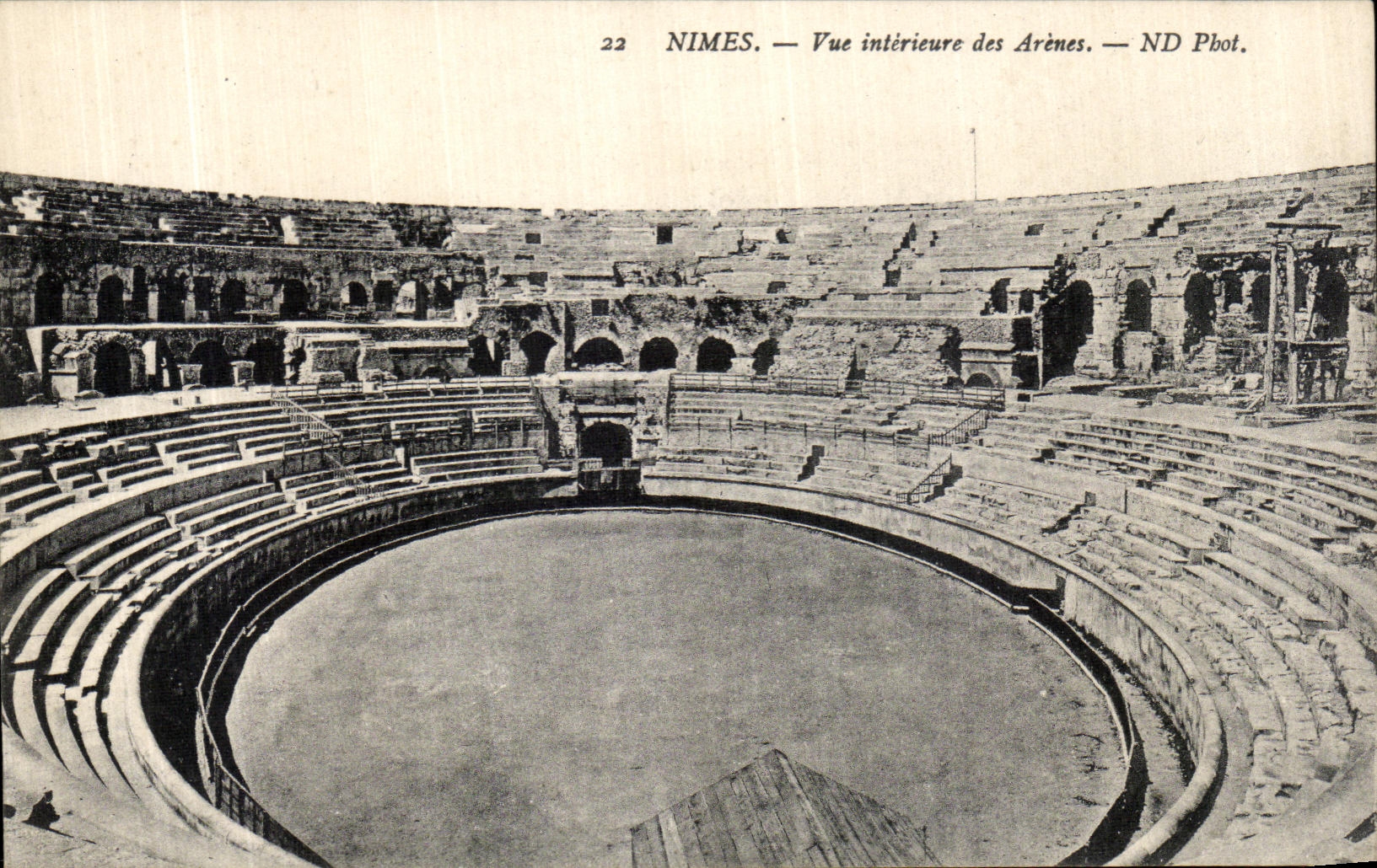 Nîmes — Vue intérieure des Arènes — ND Phot.