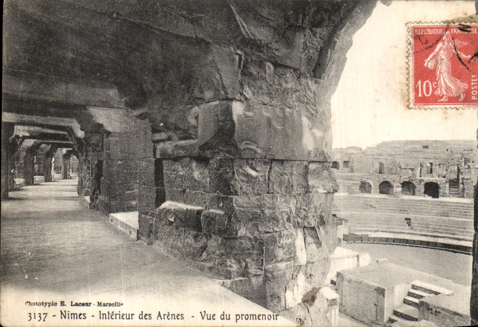 Nîmes - Intérieur des Arènes - Vue du promenoir — Phototypie E. Laceyur, Marseille, n° 3137