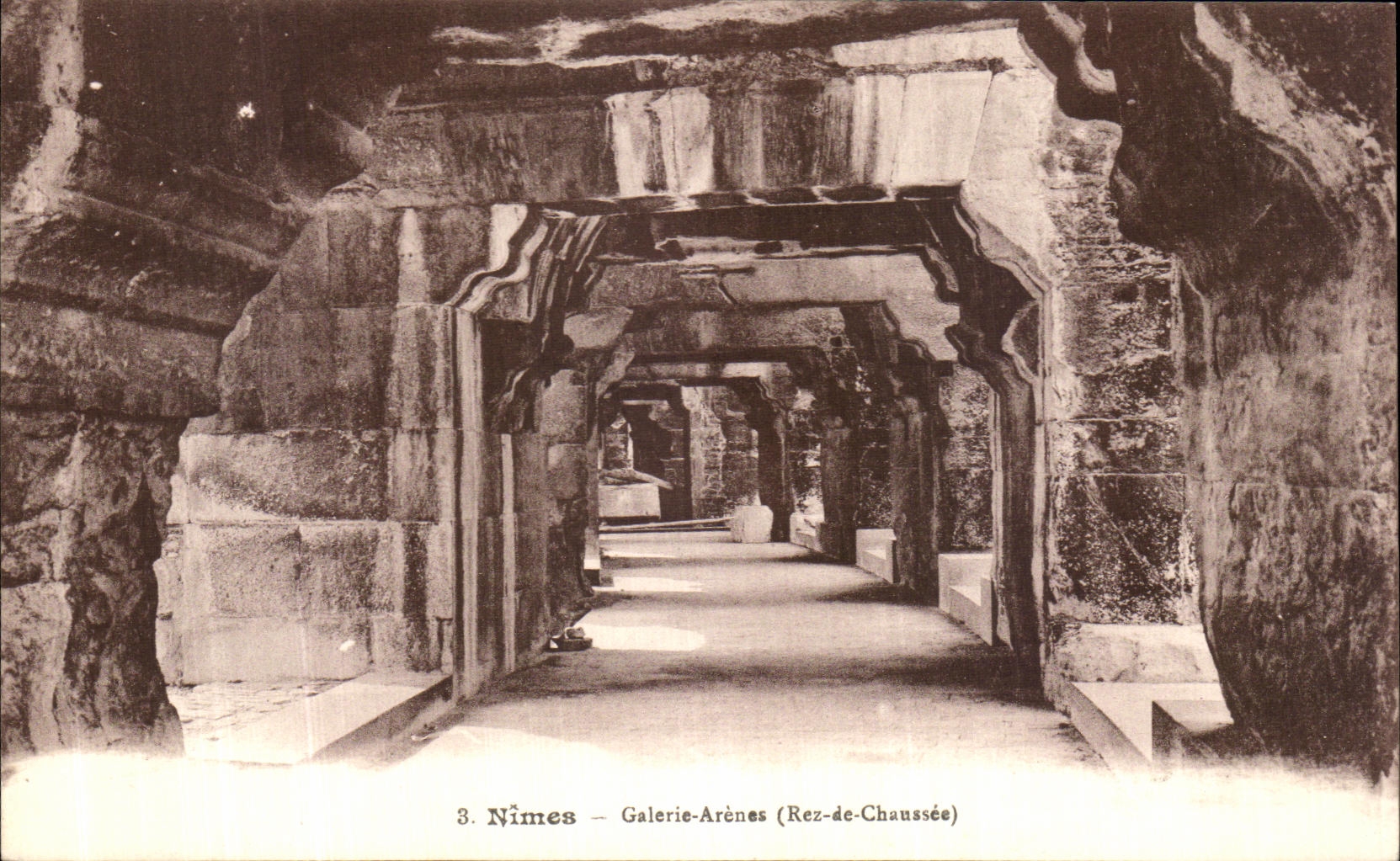 Nîmes — Galerie-Arènes (Rez-de-Chaussée) — P. L. Nîmes, n°3