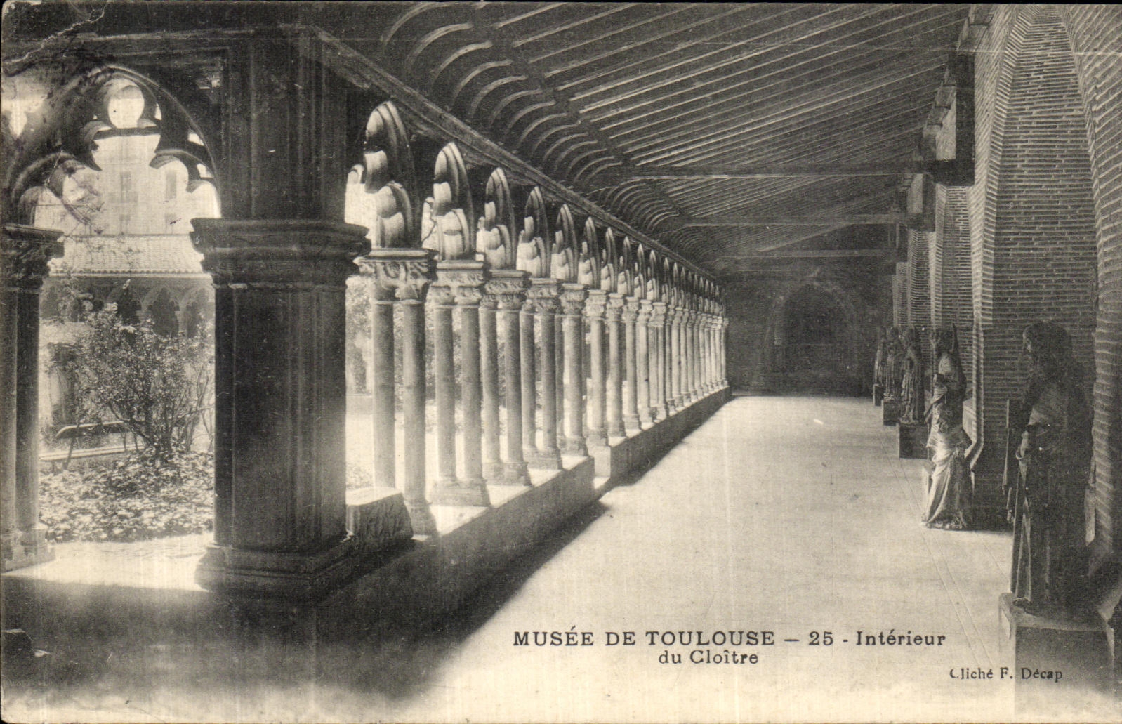 Innenraum des Museums in Toulouse – Cloître — Cliché F. Décap
