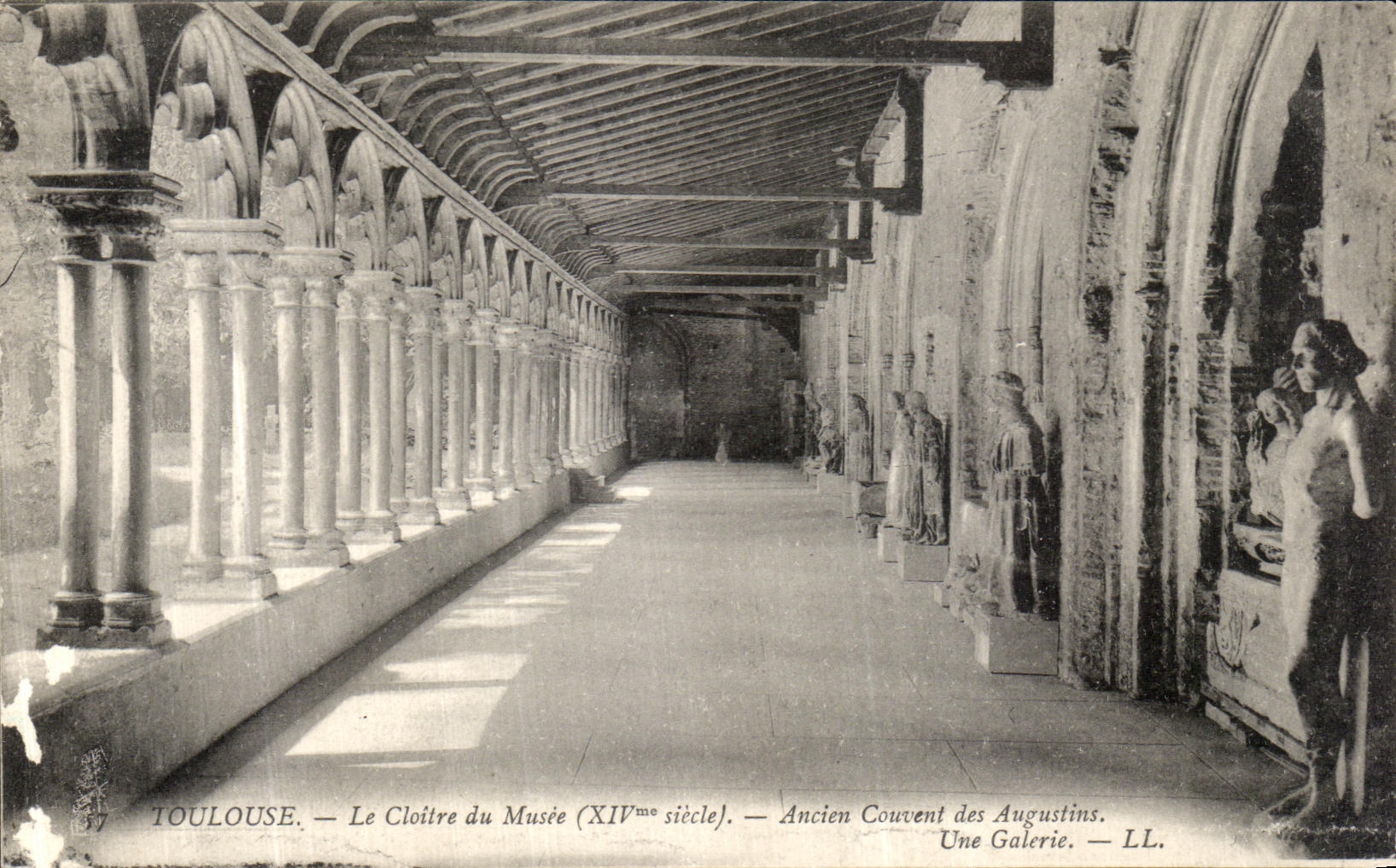 Toulouse — Le Cloître du Musée (XIVe siècle) — Ancien Couvent des Augustins — Une Galerie — LL.