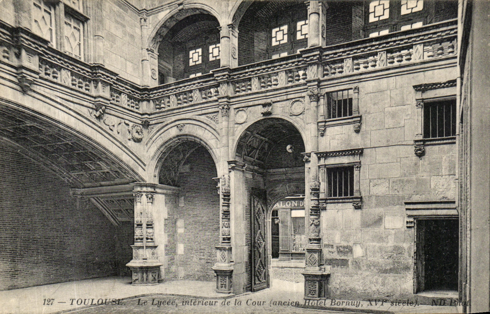 Toulouse — Intérieur de la Cour (ancien Hôtel Bornuy, XVIe siècle) — ND Irat