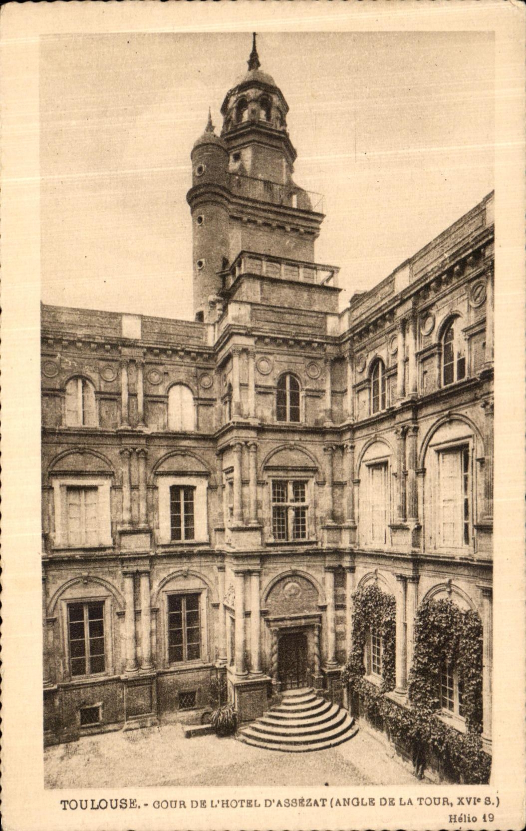 Toulouse - Cour de l'Hôtel d'Assézat (angle de la tour, XVIe s.) — Hélios 19
