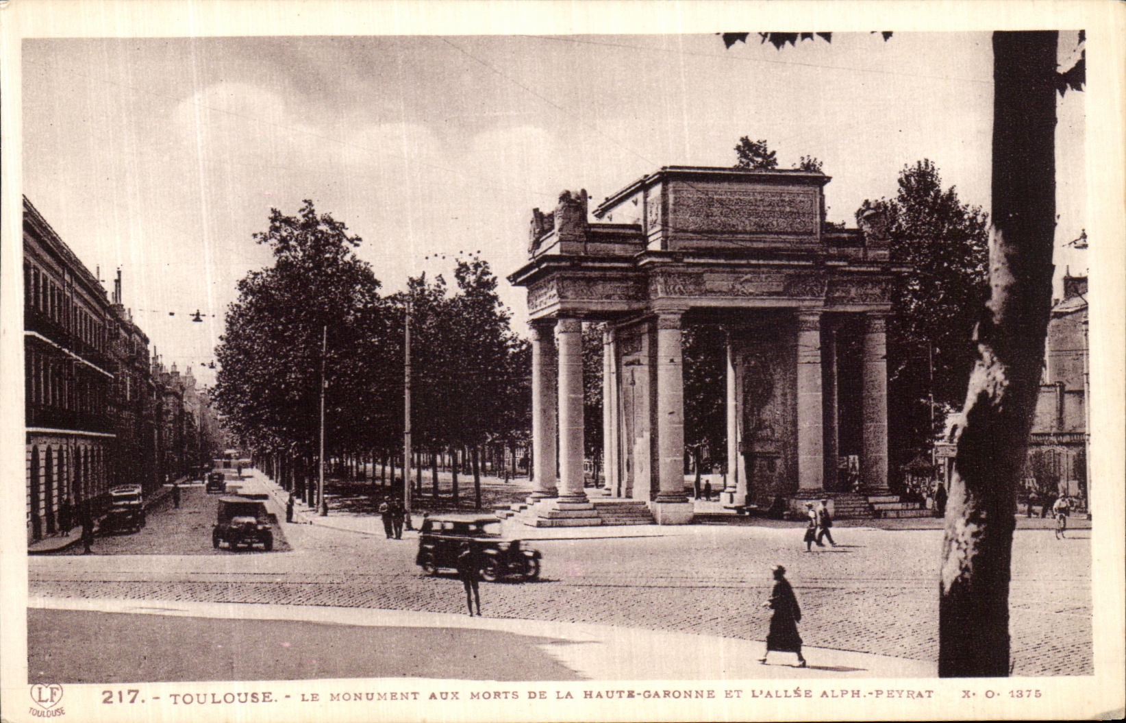CPA Toulouse Le monument Aux Morts De la Haute Garonne et l allee Alph Peyrat