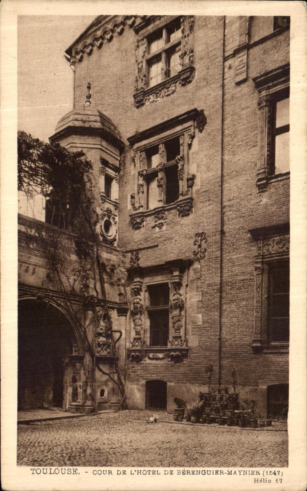 CPA Toulouse Cour De L Hotel De Berenguier Maynier 