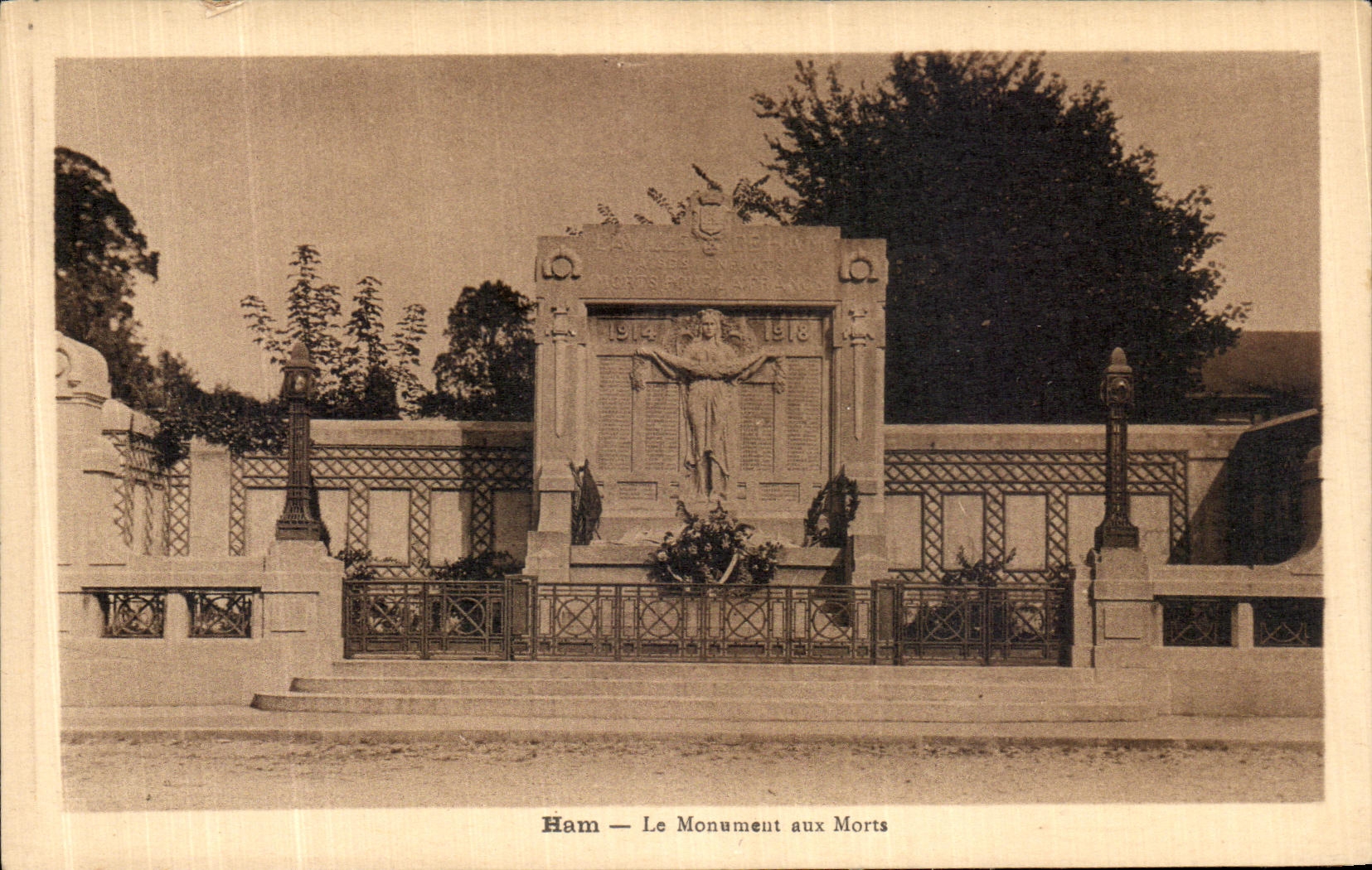 CPA Ham Le monument Aux Morts Militaria