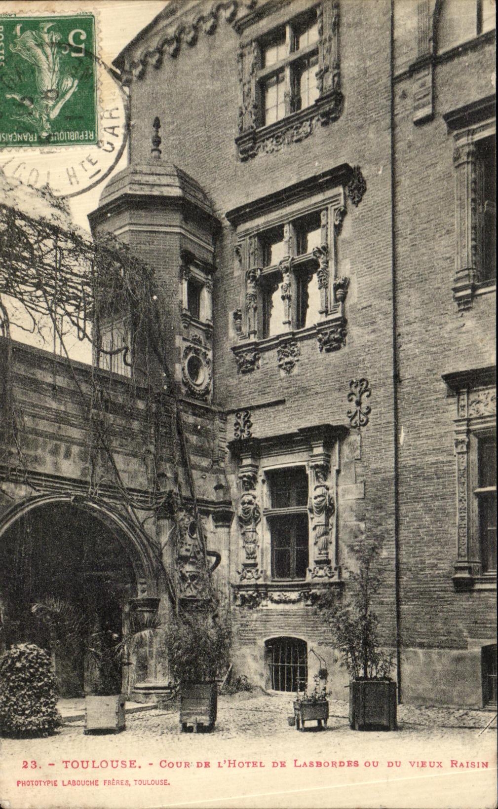 Toulouse - Cour de l'Hôtel de Lasbordes ou du Vieux Raisin — Phototypie Labouche Frères, n°23