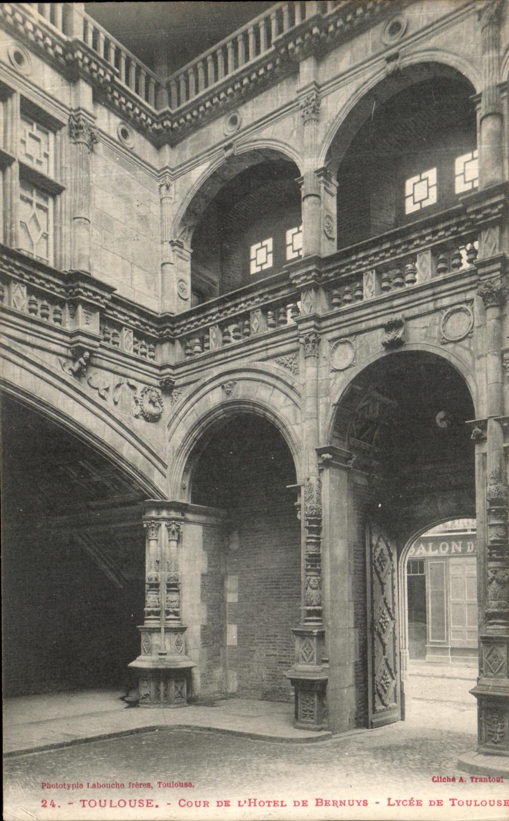 CPA Toulouse Cour De L Hotel De Bernuys Lycee De Toulouse 