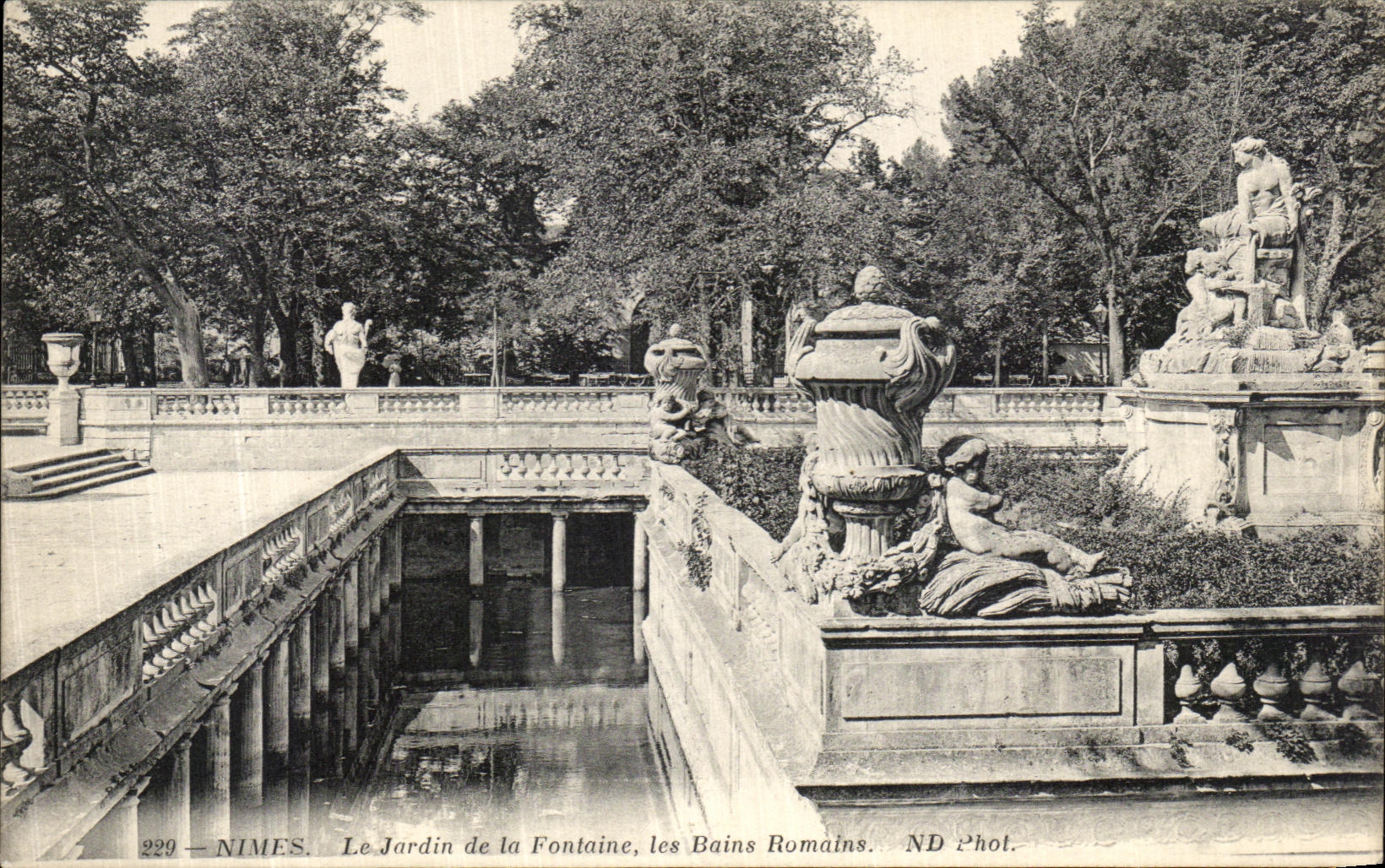 Nîmes — Le Jardin de la Fontaine, les Bains Romains — ND Phot. n°229