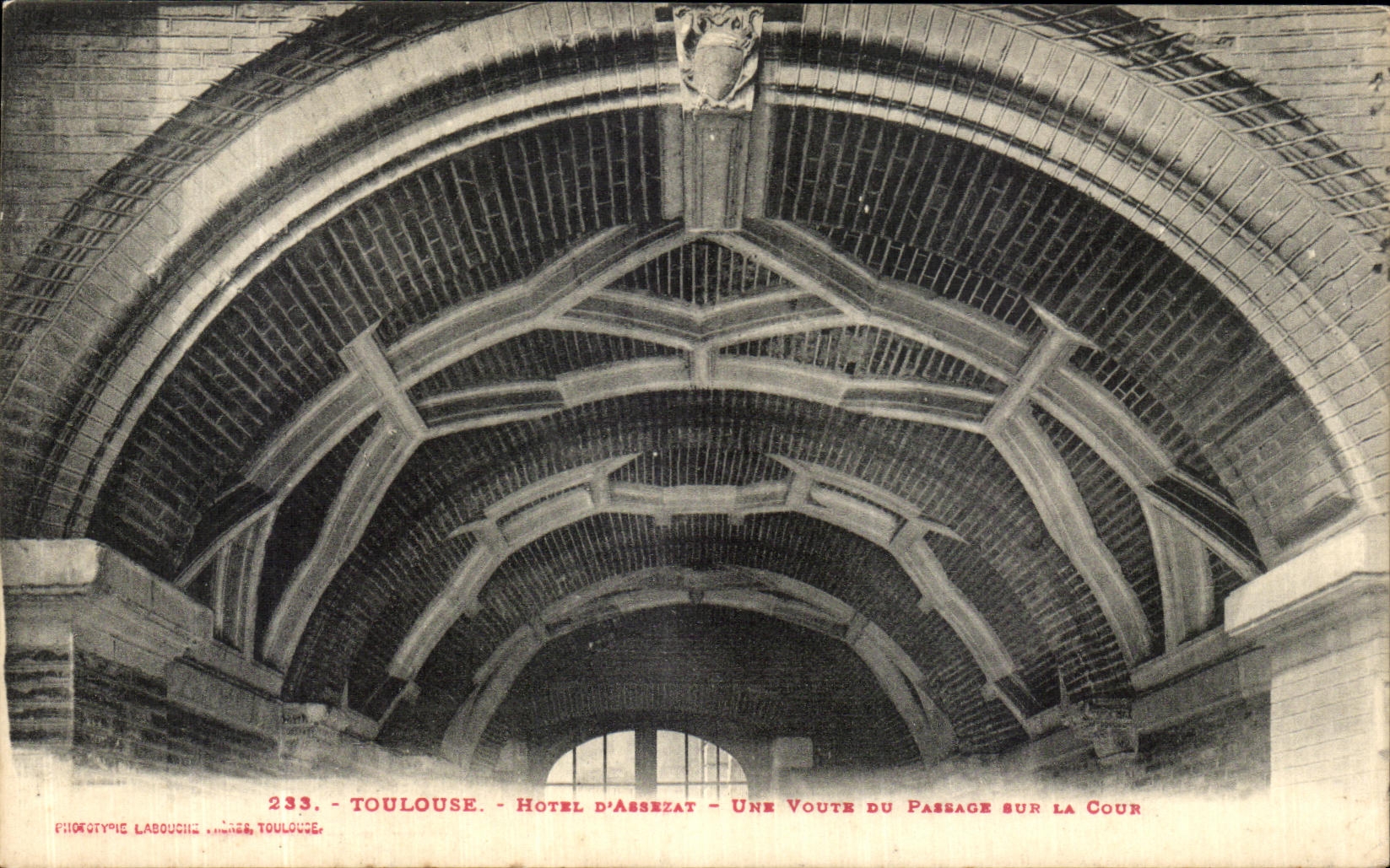 CPA Toulouse Hotel d Assezat une voute Du Passage Sur La cour 