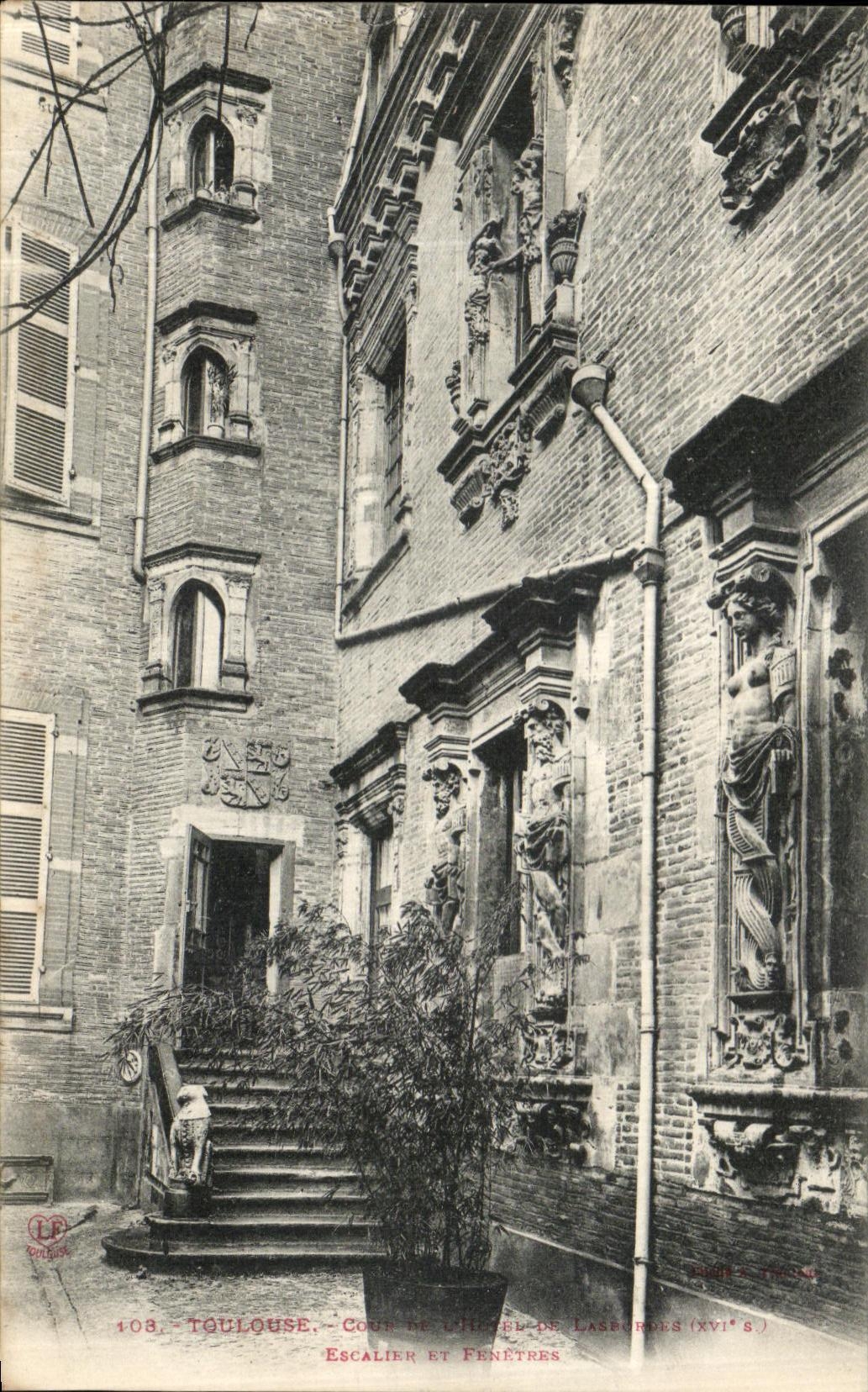 Toulouse. - Cour de l'Hôtel de Laspeyres (XVIe s.) - Escalier et fenêtres