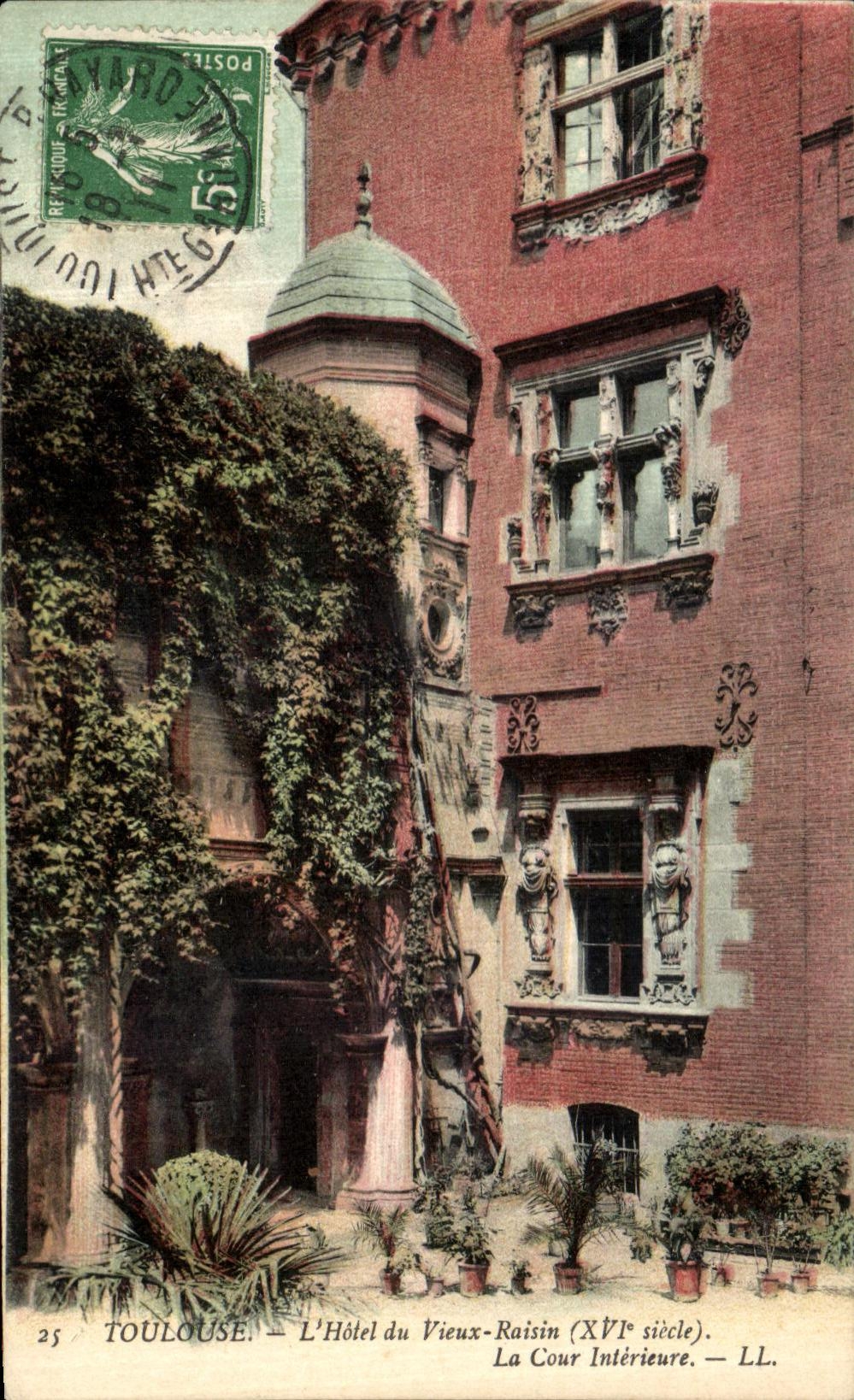 Toulouse — L'Hôtel du Vieux-Raisin (XVIe siècle). La Cour Intérieure — LL.