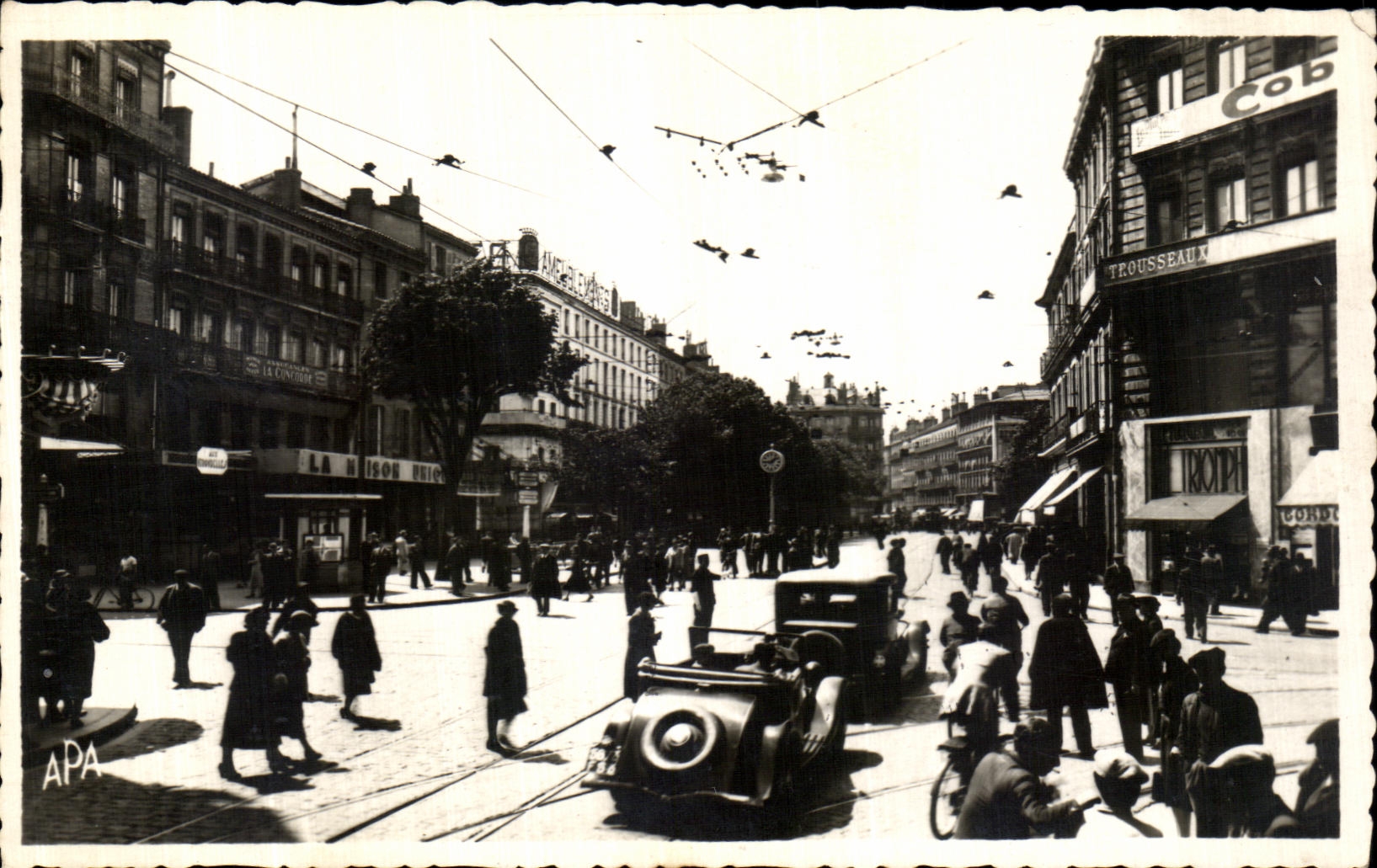 Place Esquirol à Toulouse — vue animée avec tramway — éditée par APA