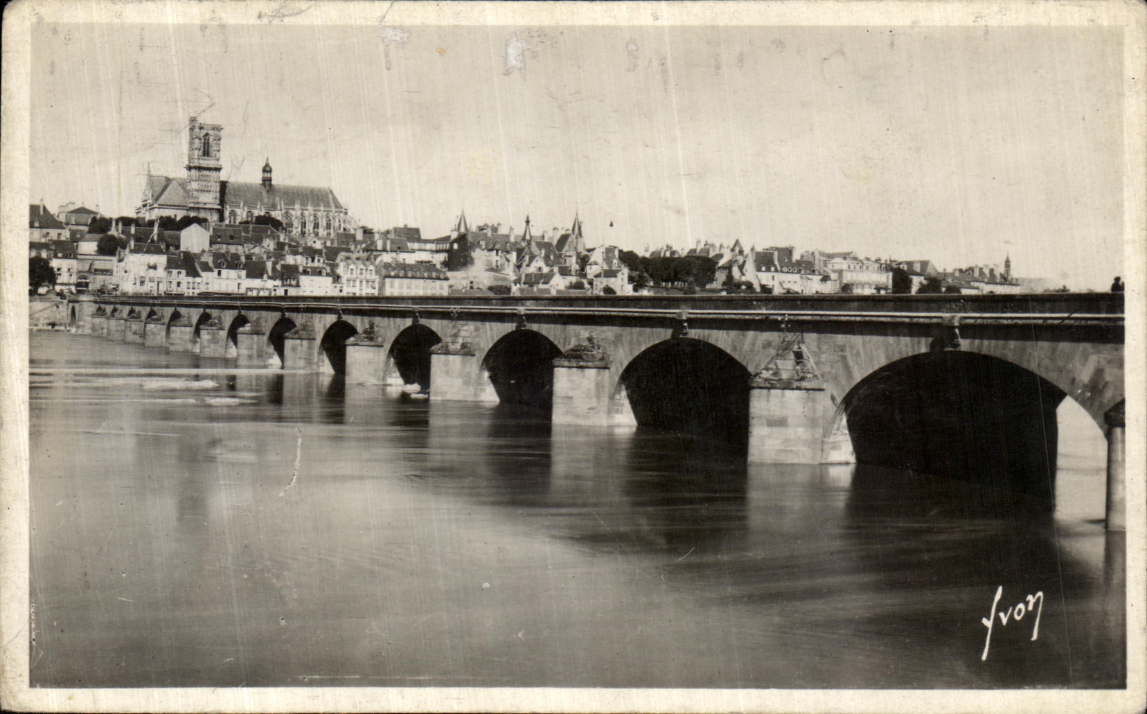 CPA Nevers Le Pont sur la Loire et la Cathedrale
