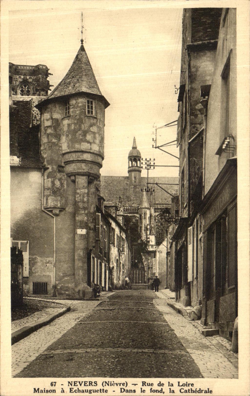 Nevers (Nièvre) — Maison à Echauguettes — Rue de la Loire, cathédrale au fond