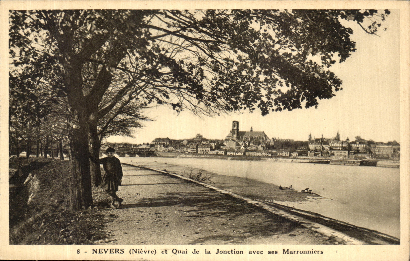 CPA Nevers et Quai de la Jonction avec les marronniers