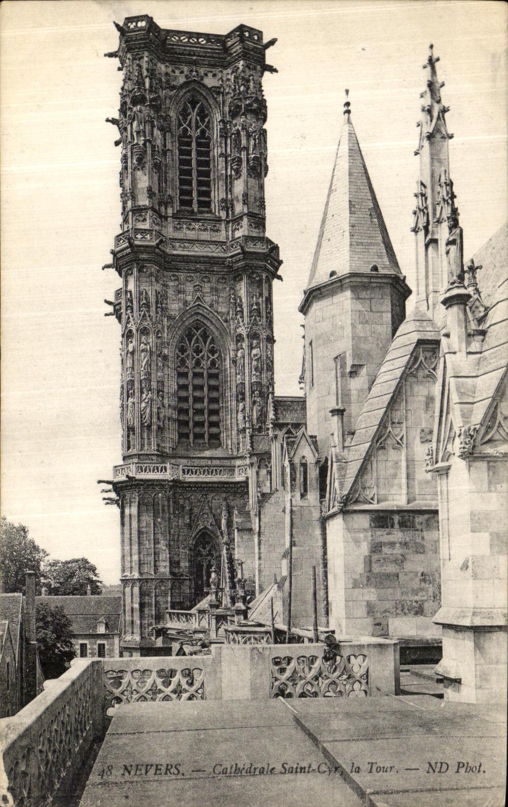 CPA Nevers Cathedrale Saint Cry la Tour