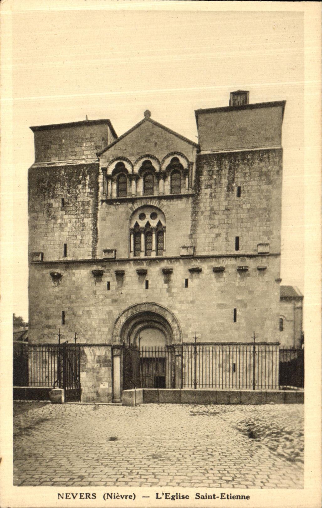 CPA Nevers L Eglise Saint Etienne