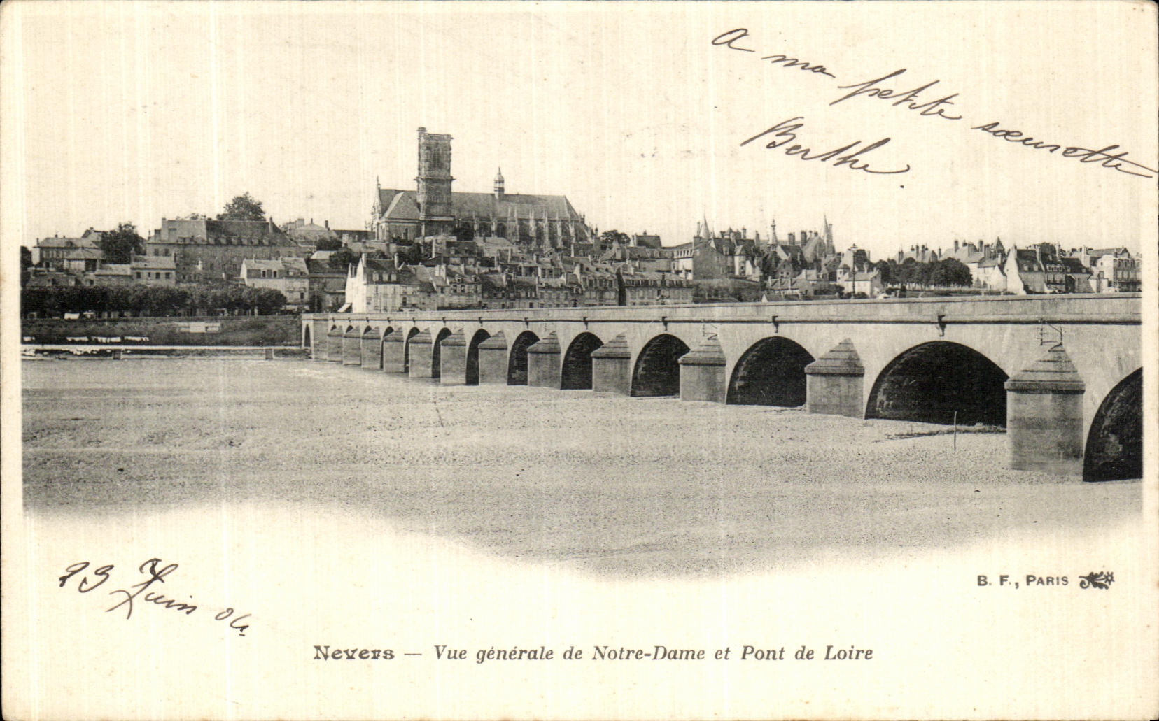 CPA Nevers Vue Generale de Notre Dame et Pont de Loire