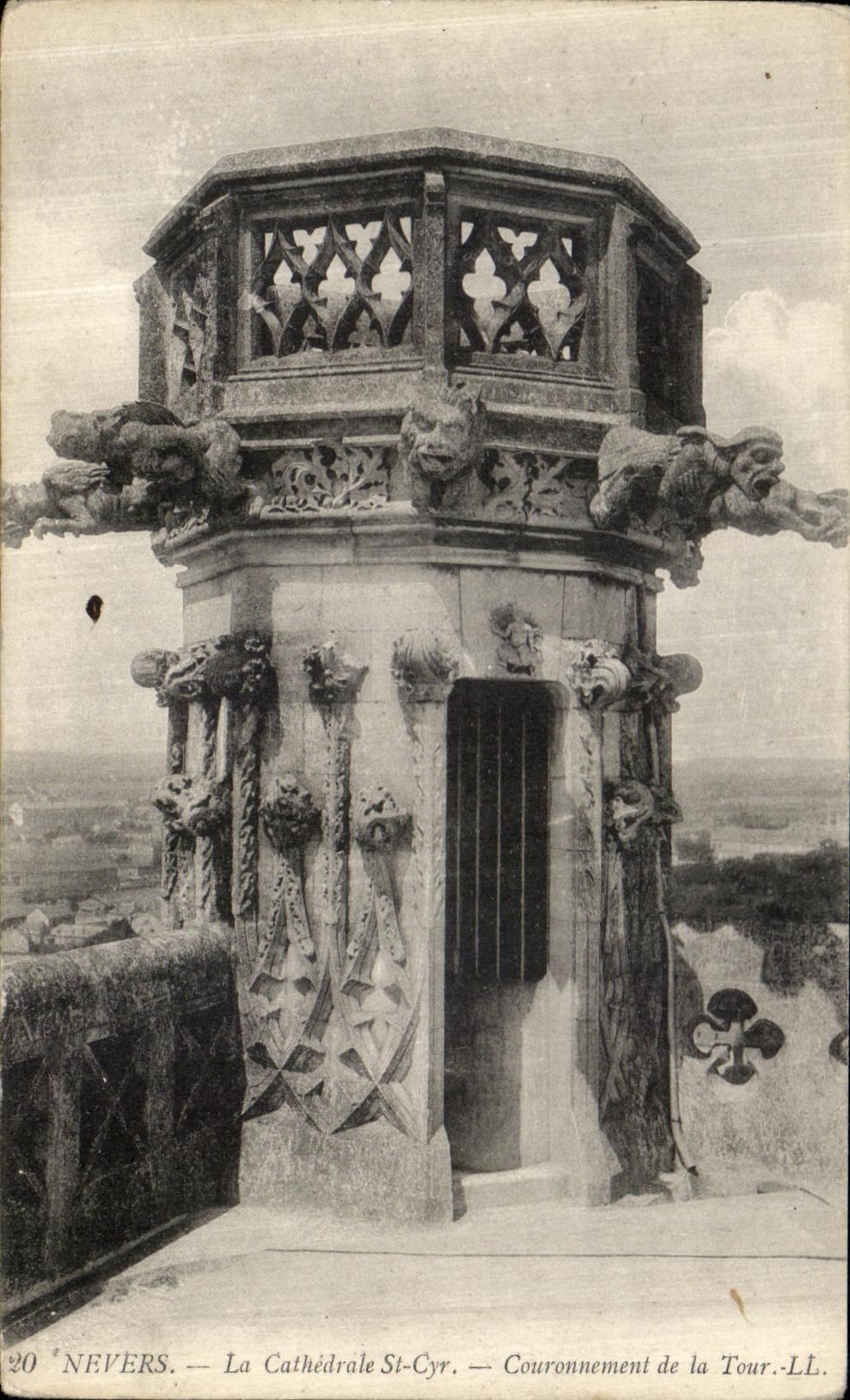 Nevers — La Cathédrale St-Cyr — Couronnement de la Tour. LL. n°20