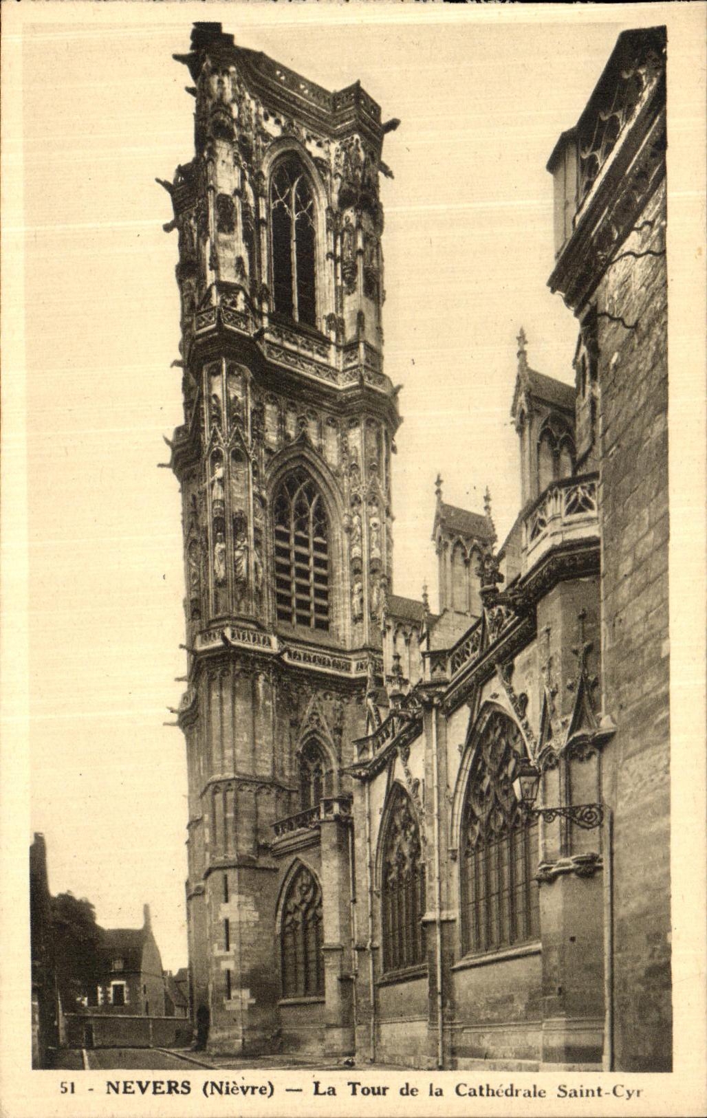 CPA Nevers La Tour de la Cathedrale Saint Cyr