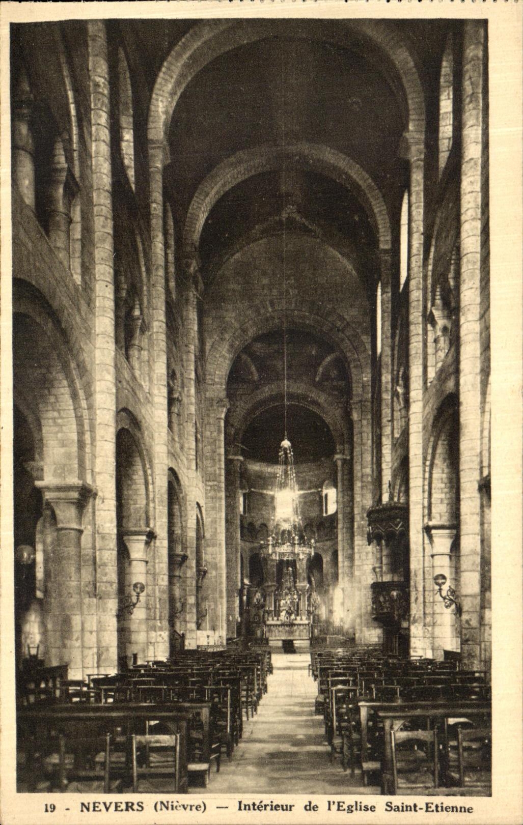 Nevers (Nièvre) — Intérieur de l'Église Saint-Étienne — Éditeur Combier, n°19