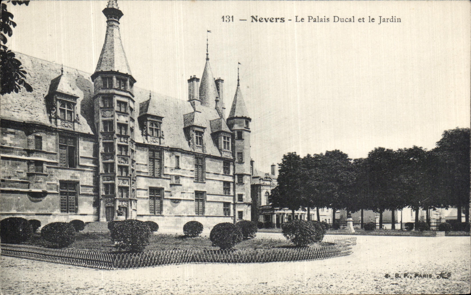 CPA Nevers Le Palais Ducal et le Jardin