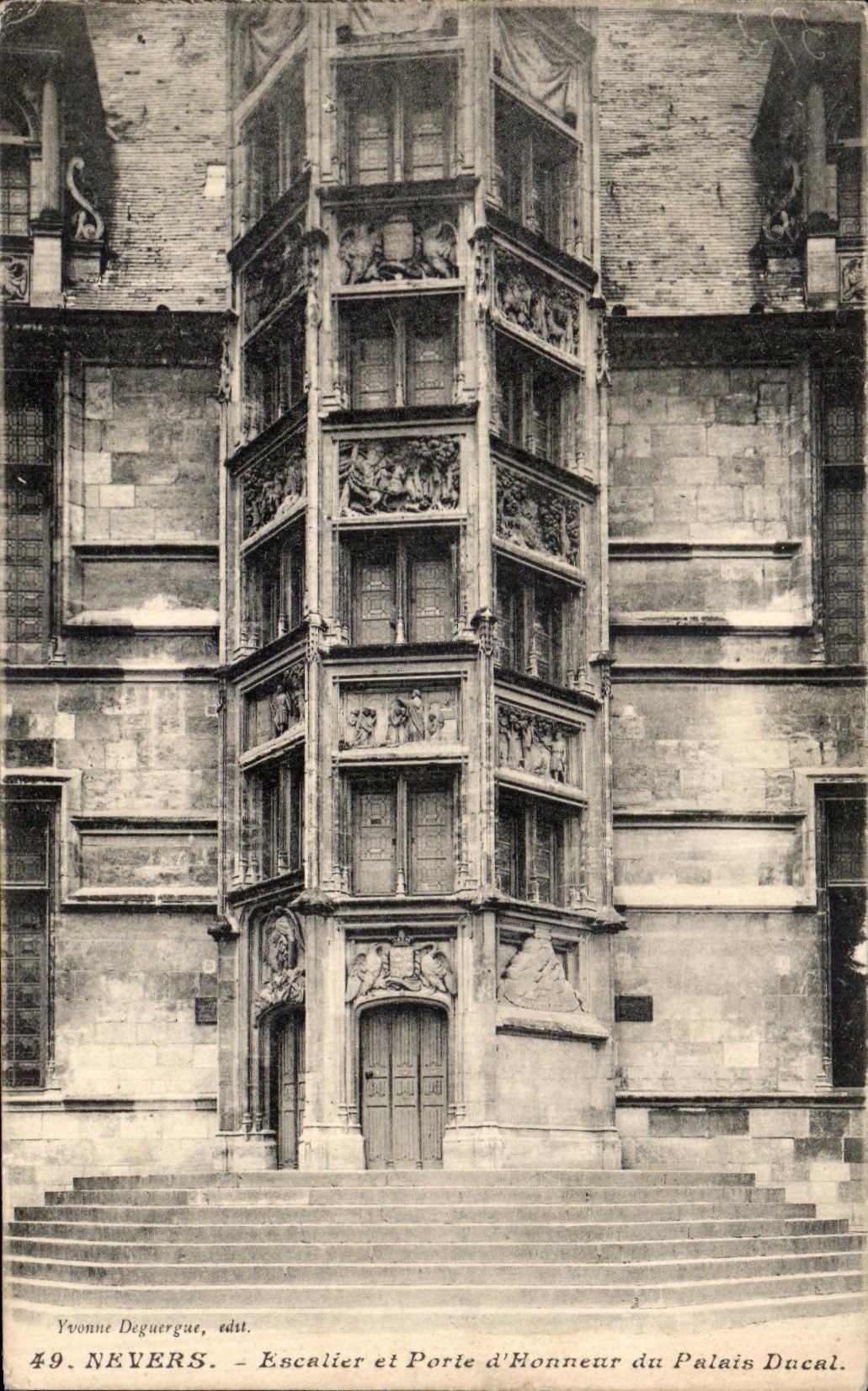 Nevers — Escalier et Porte d'Honneur du Palais Ducal — Yvonne Deguergue, édit. n°49
