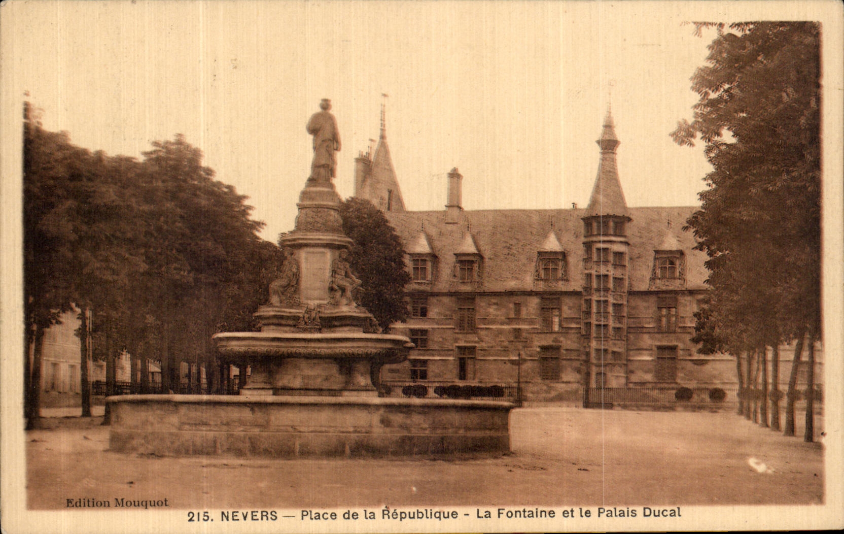CPA Nevers Place de la Republique La Fontaine et le Palais Ducal