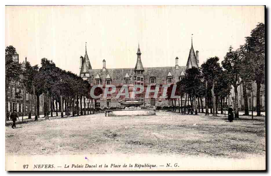 Nevers — Le Palais Ducal et la Place de la République — N. G.