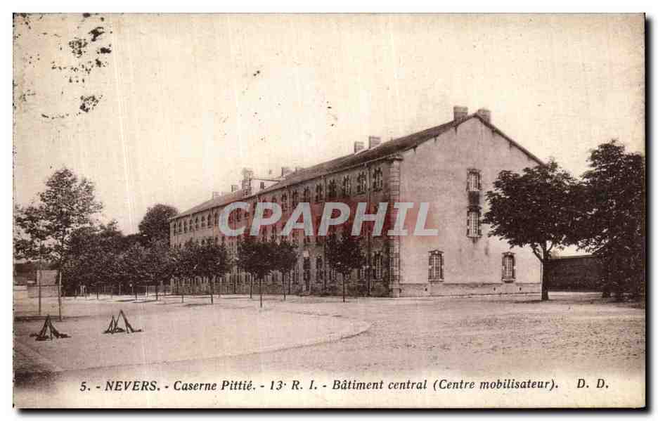 CPA Nevers Caserne Pitie Batiment central Centre mobilisateur Militaria 