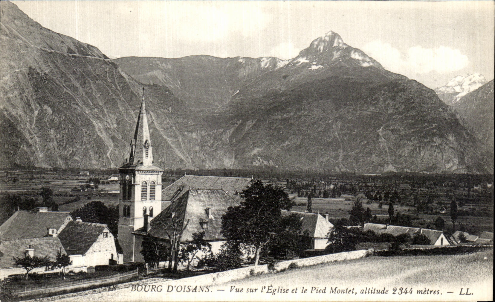CPA Dauphine Bourg d Oisans Vue sur l Eglise et le pied Montet