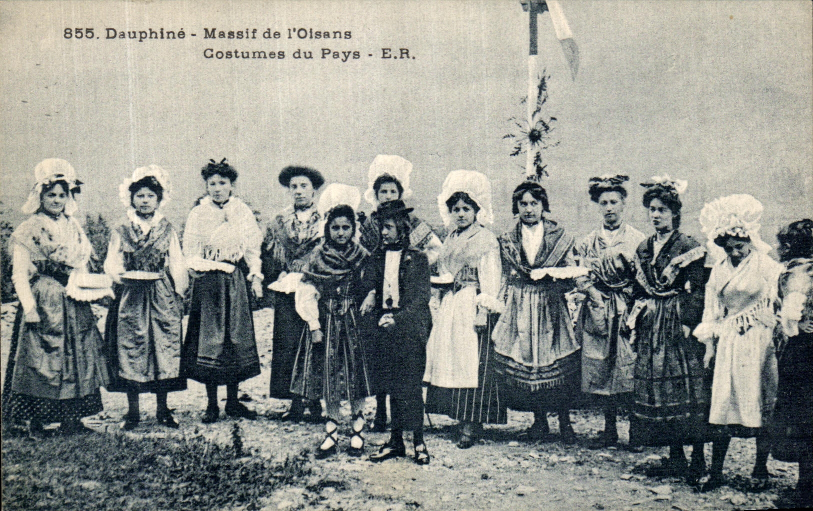 CPA Dauphine Massif de l Oisans Costumes du Pays Folklore 