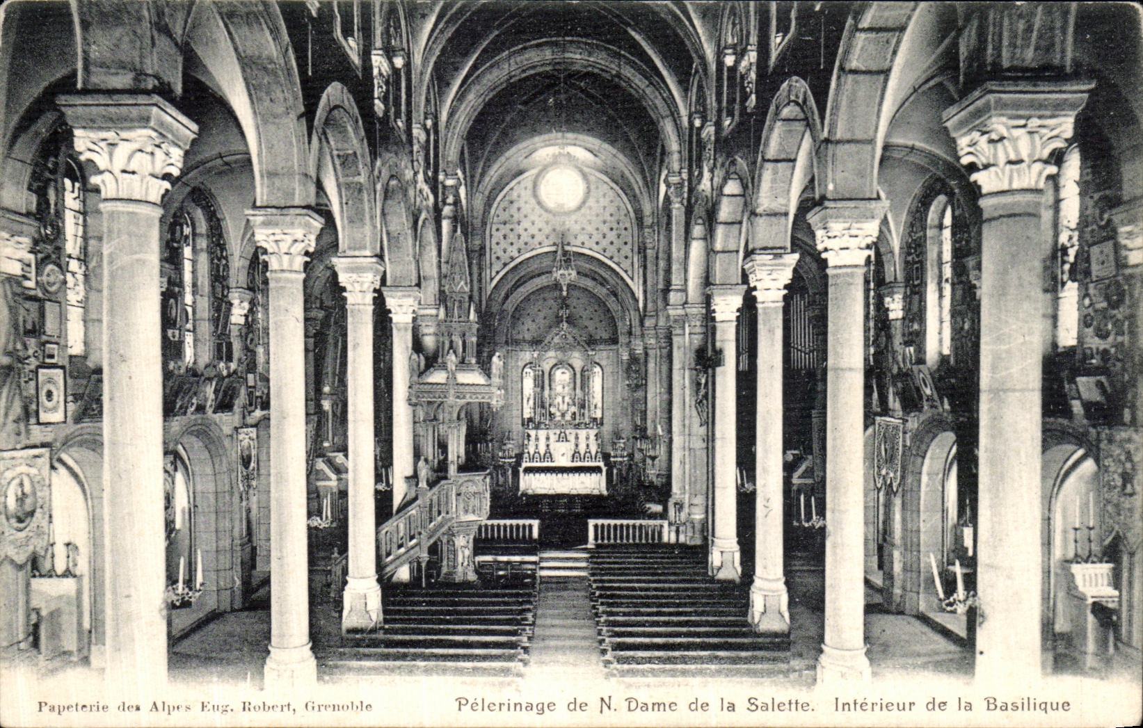 Pèlerinage de N. Dame de la Salette — Intérieur de la Basilique — Papeterie des Alpes Eug. Robert, Grenoble