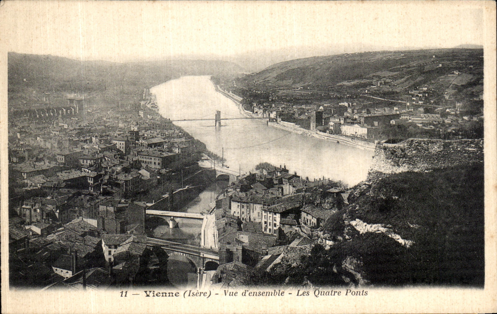 CPA Vienne Vue d ensemble Les Quatre Ponts