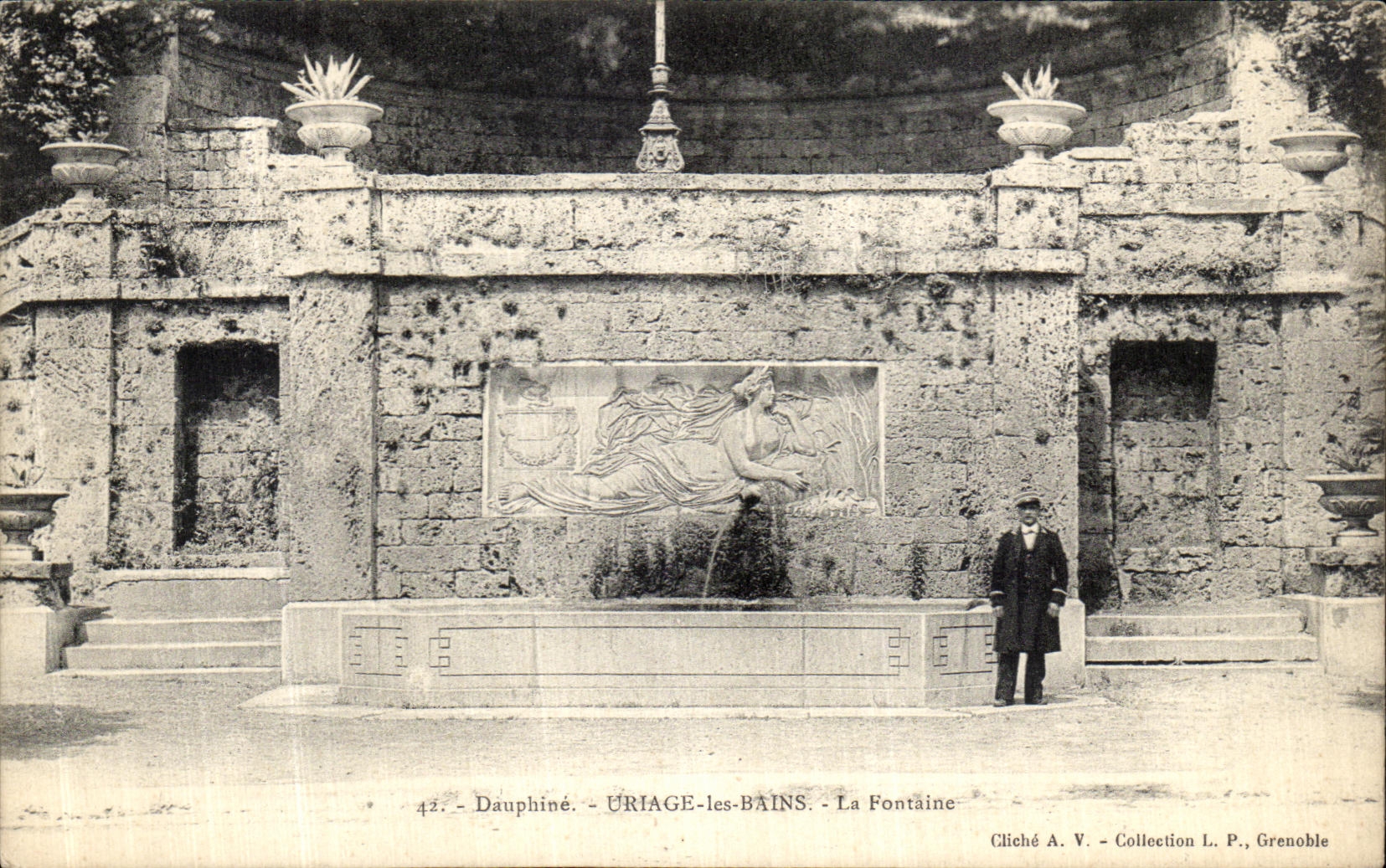 Dauphiné — Uriage-les-Bains — La Fontaine — Cliché A. V. — Collection L. P., Grenoble
