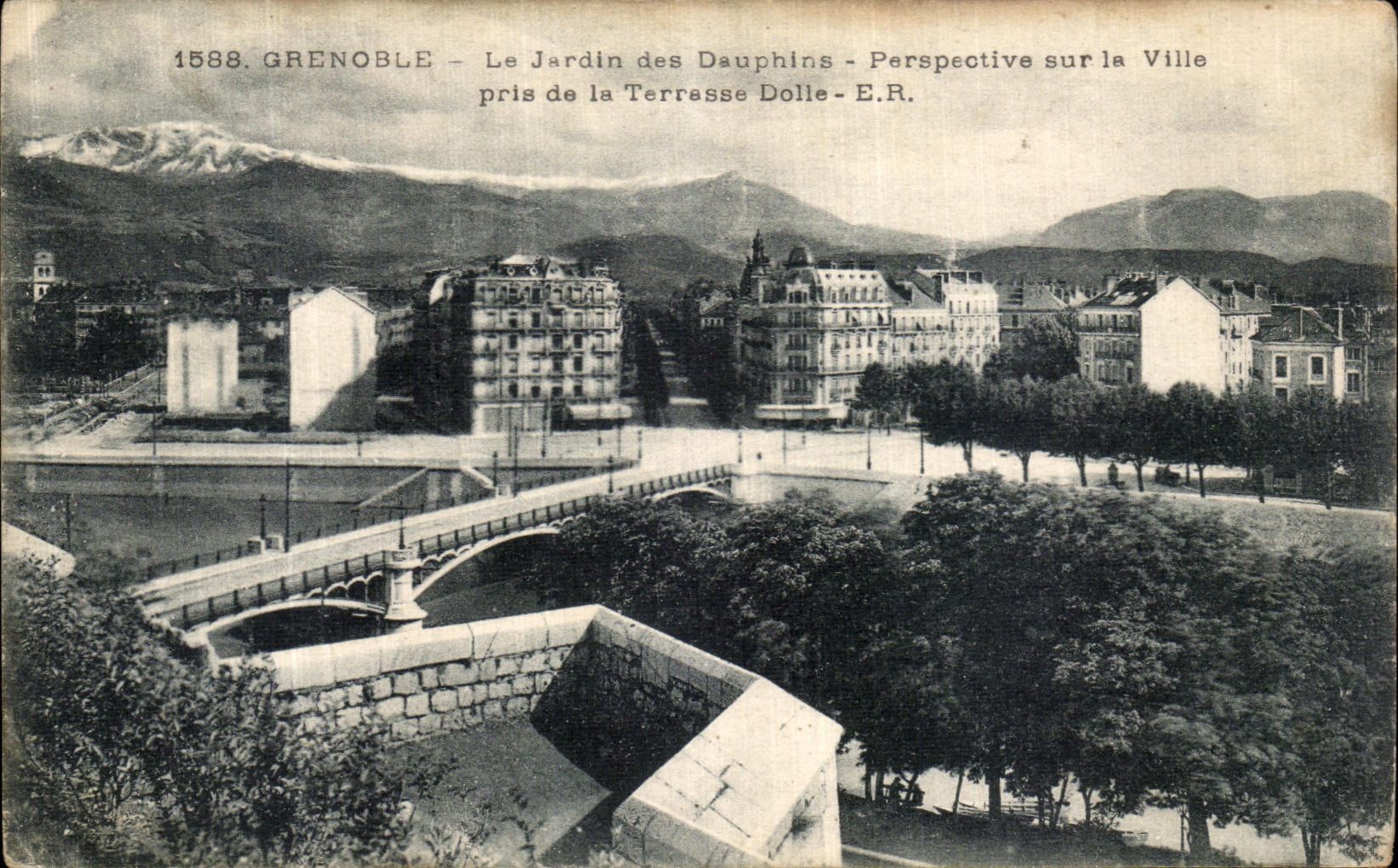 CPA Grenoble Le Jardin des Dauphins Parspective Sur la Ville pris de la terrasse Dolle