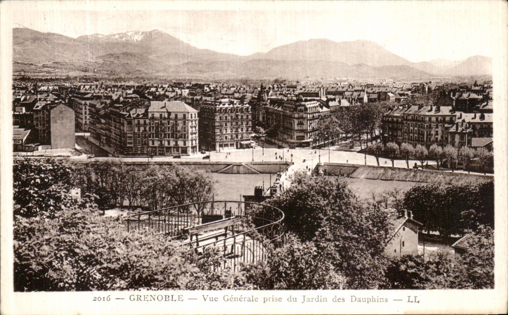 Grenoble — Vue Générale prise du Jardin des Dauphins — LL