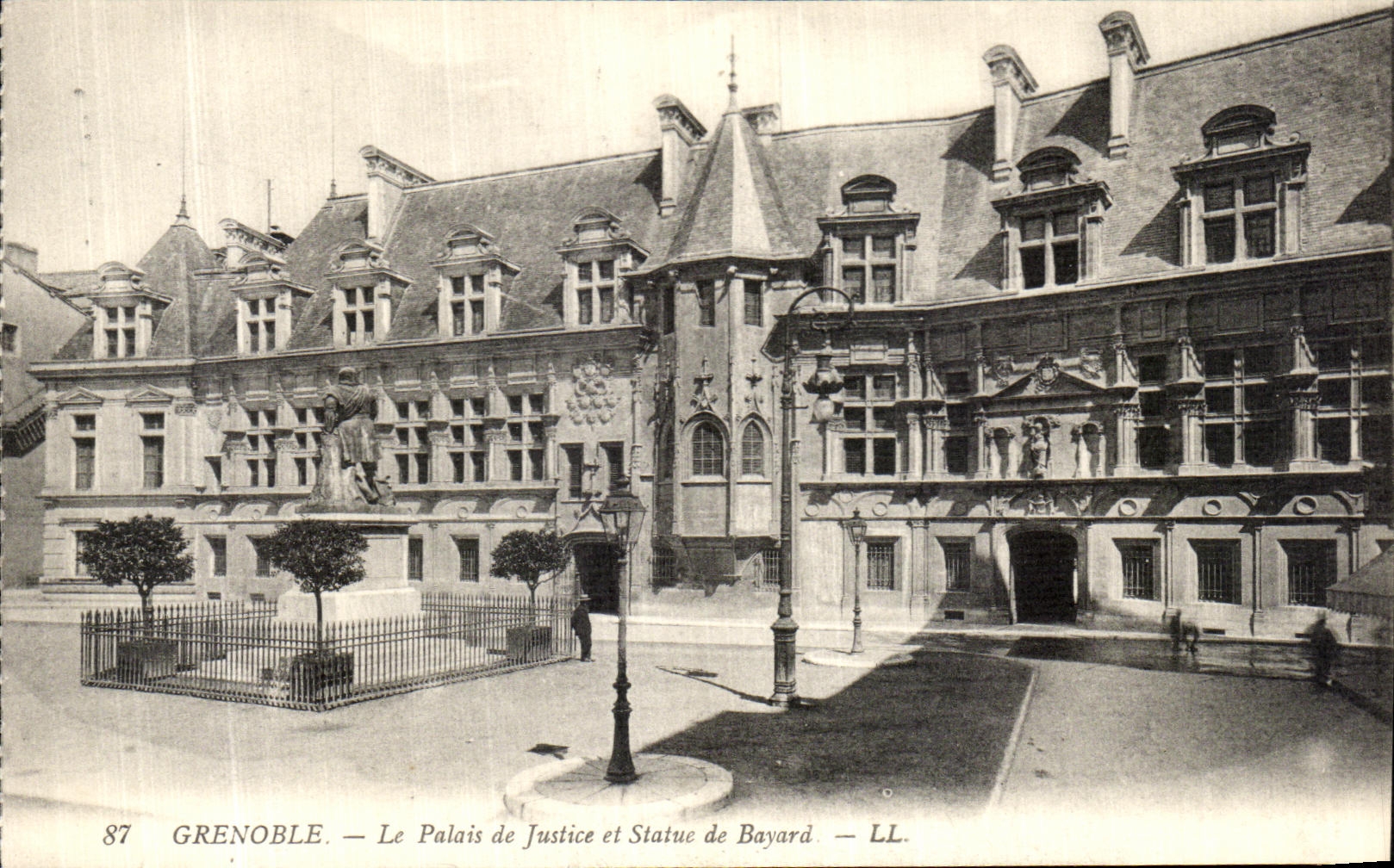 CPA Grenoble Le Palais de justice et Statue de Bayard
