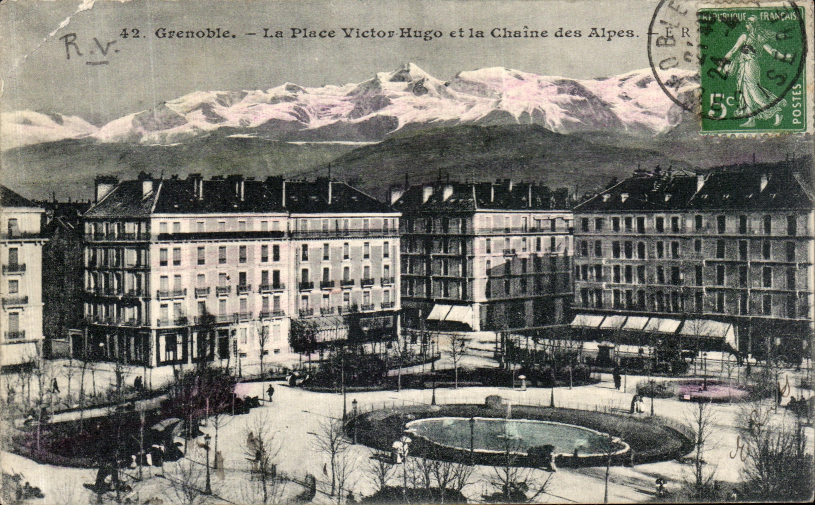 CPA Grenoble Place Victor Hugo et la Chaine des Alpes