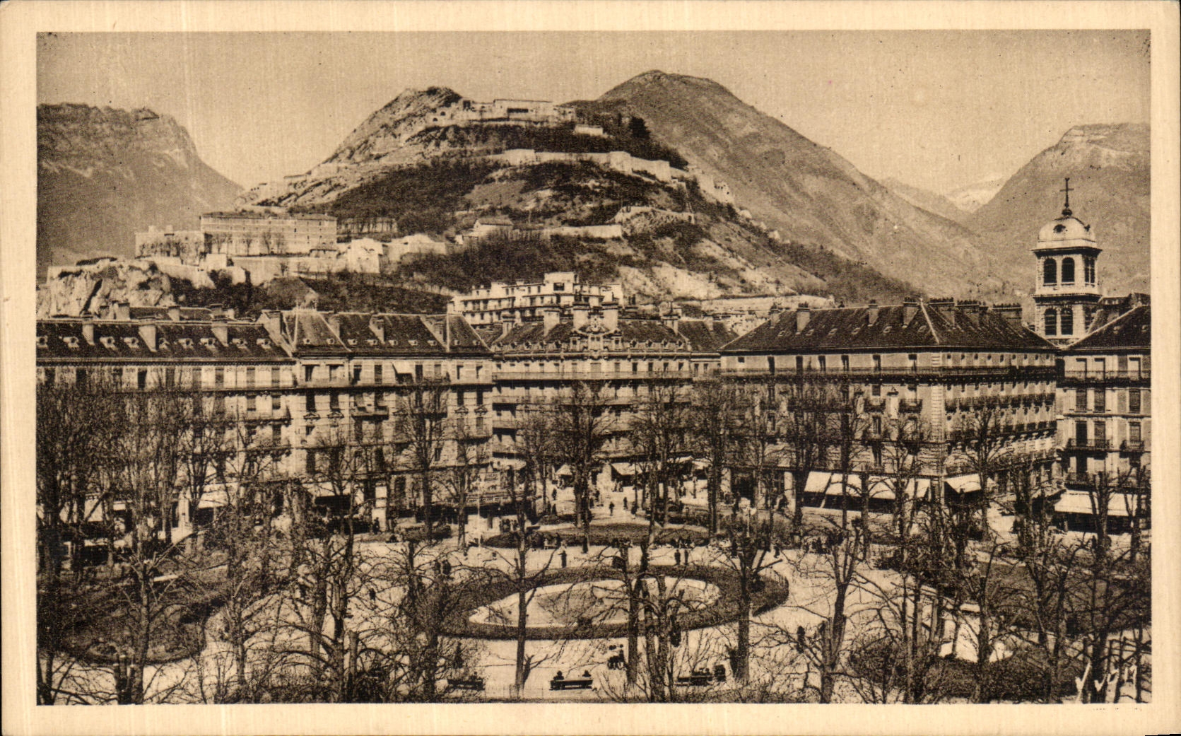 Grenoble (Isère) — Vue sur le Néron, la Bastille, le Rachois et le St-Eynard — Les Éditions d'Art Wyon, Paris