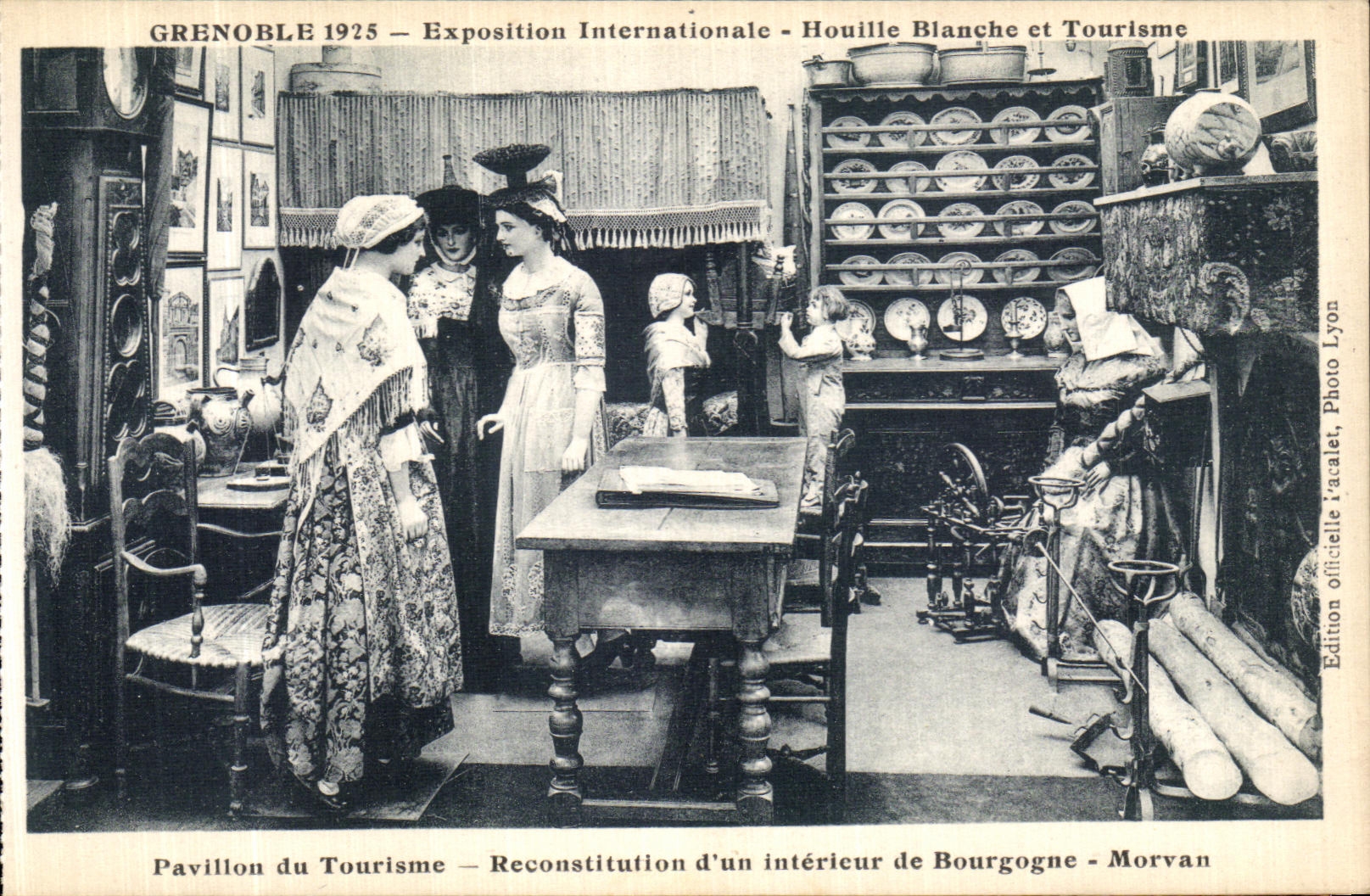 Grenoble 1925 — Exposition Internationale — Houille Blanche et Tourisme — Pavillon du Tourisme — Reconstitution d'un intérieur de Bourgogne — Morvan