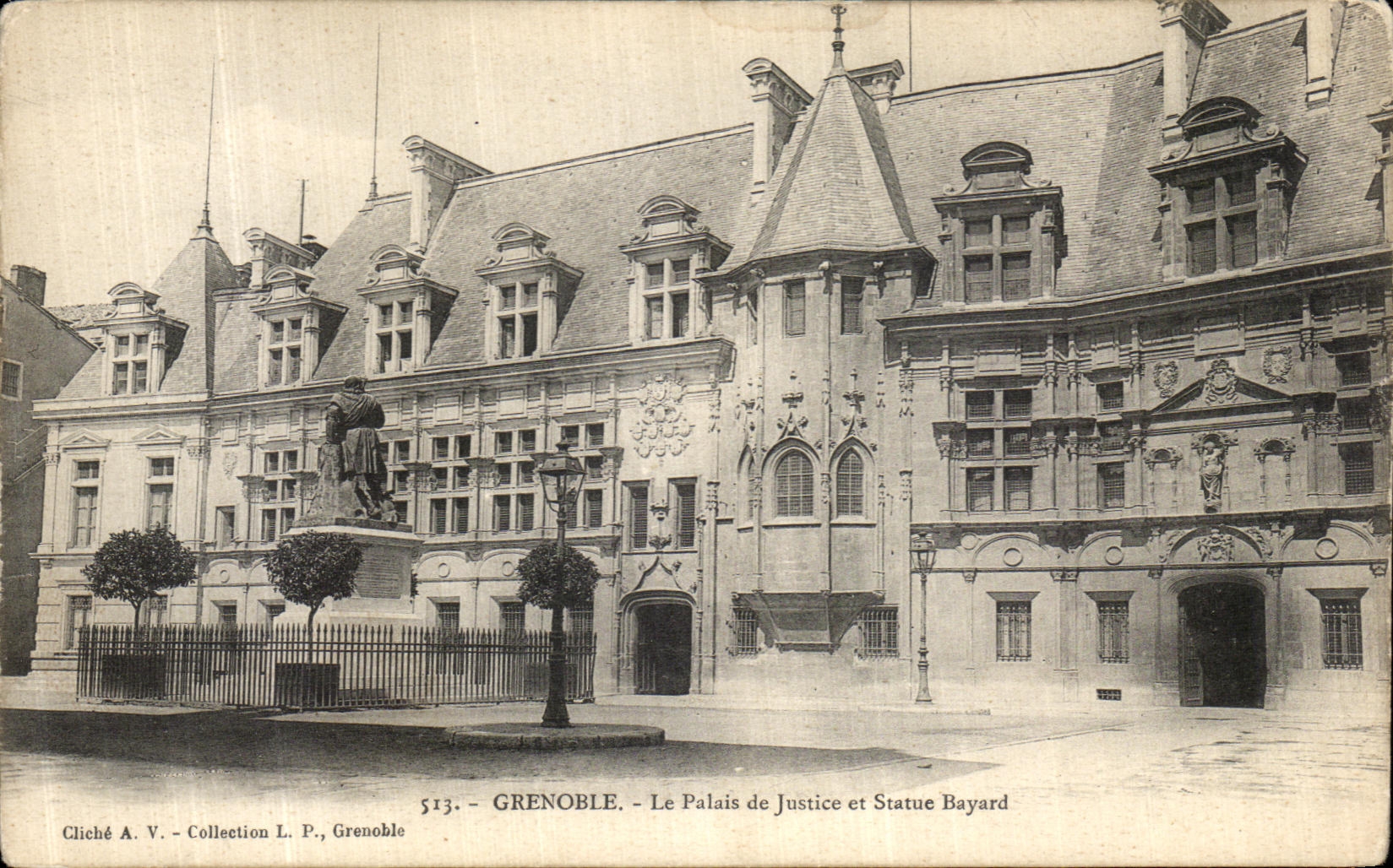 CPA Grenoble Le Palais de Justice et Statue Bayard
